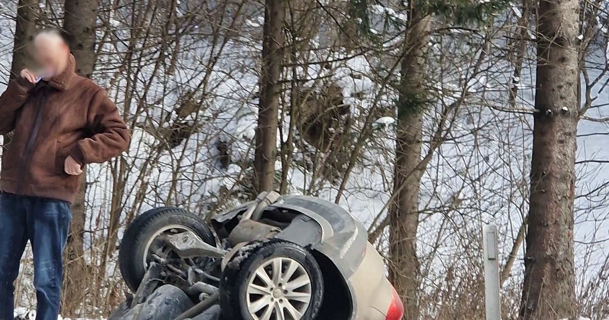 Árokba borult egy autó Tusnádfürdő közelében